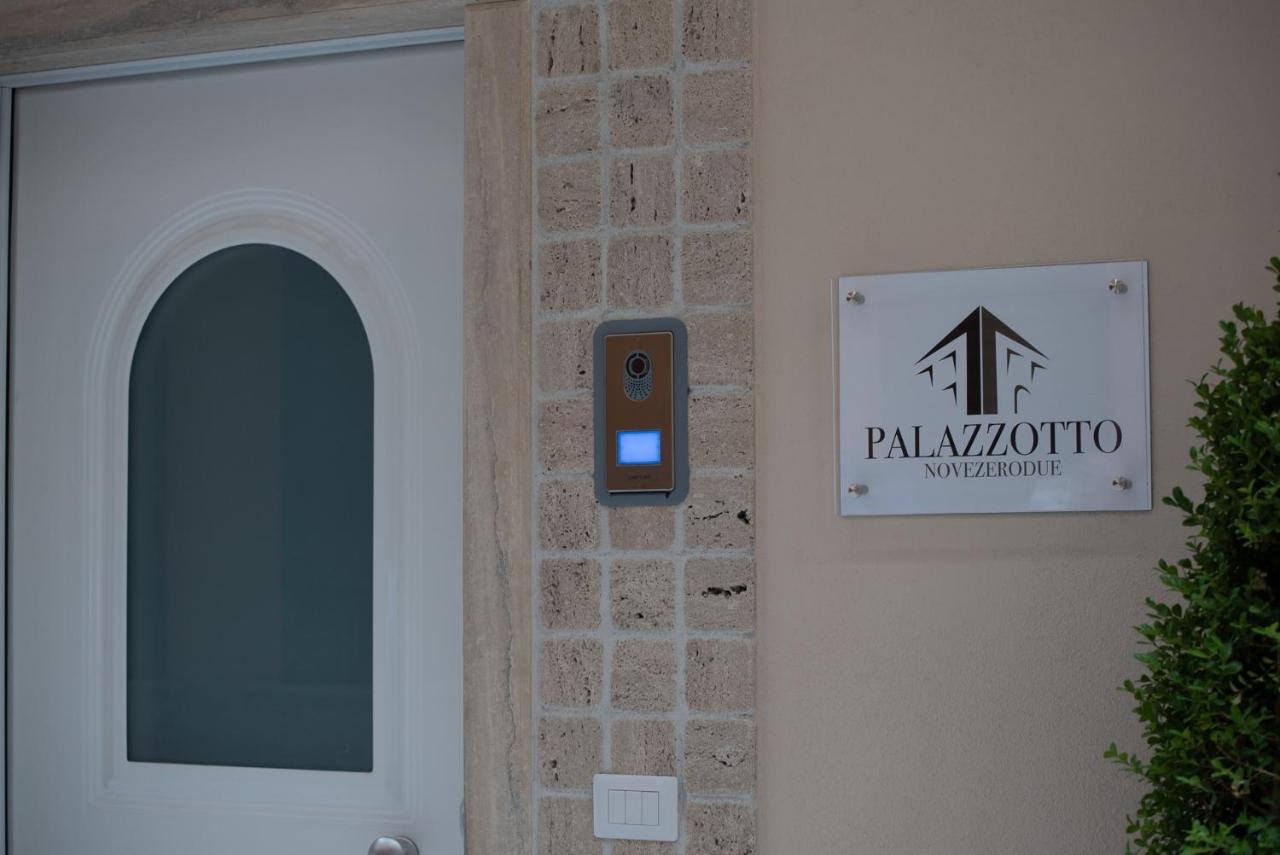 Palazzotto 902 Bed & Breakfast โครโตเน ภายนอก รูปภาพ