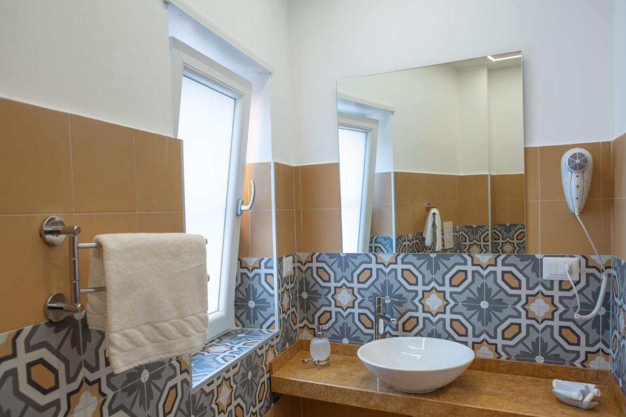 Palazzotto 902 Bed & Breakfast โครโตเน ภายนอก รูปภาพ